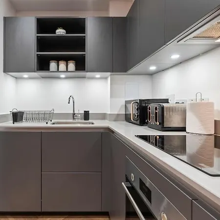 Centre - Sleeps Upto 6 Guests, On Street Car Parking Birmingam