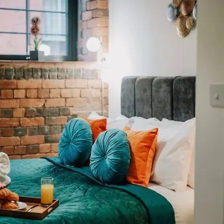 Centre - Sleeps Upto 6 Guests, On Street Car Parking *