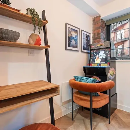 Centre - Sleeps Upto 6 Guests, On Street Car Parking * Birmingam
