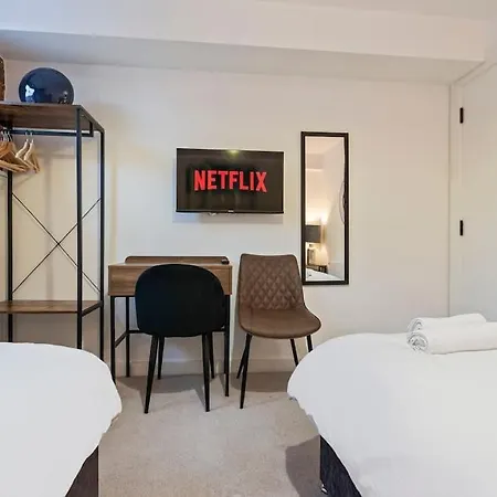Centre - Sleeps Upto 6 Guests, On Street Car Parking