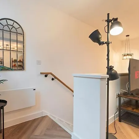 Centre - Sleeps Upto 6 Guests, On Street Car Parking
