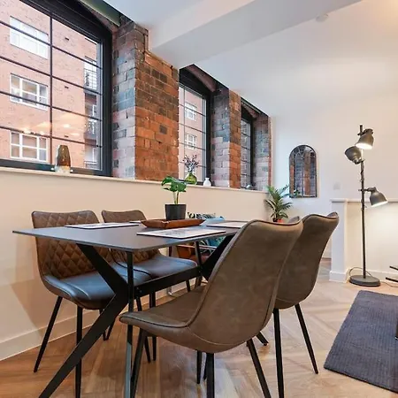 Centre - Sleeps Upto 6 Guests, On Street Car Parking