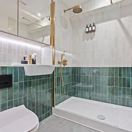 Centre - Sleeps Upto 6 Guests, On Street Car Parking *