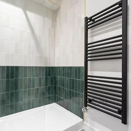 Apartamento Centre - Sleeps Upto 6 Guests, On Street Car Parking *